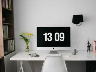 silver imac on desk