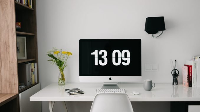 silver imac on desk